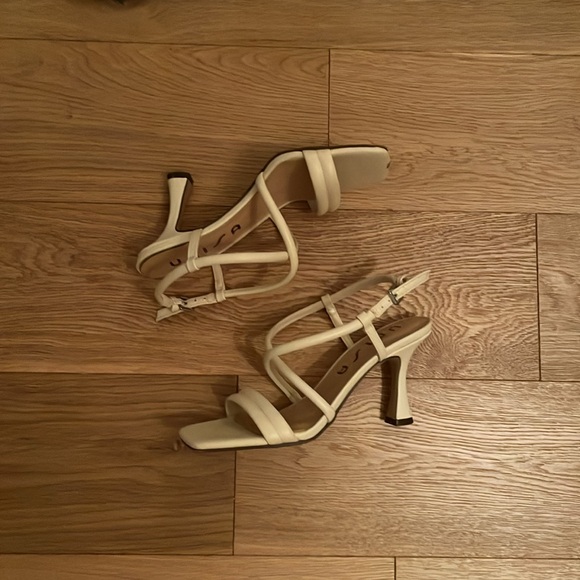White Unisa heels - Picture 2 of 7